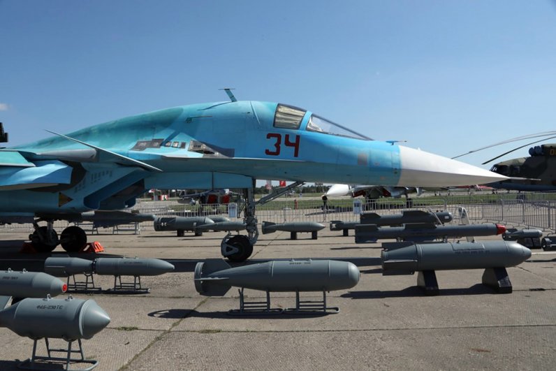 Истребитель-бомбардировщик Су-34 с новым видом оснащения.