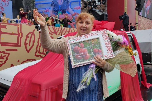 Светлана Буслова победила в конкурсе с помидором весом 1785 граммов. Светлана Буслова победила в конкурсе с помидором весом 1785 граммов.