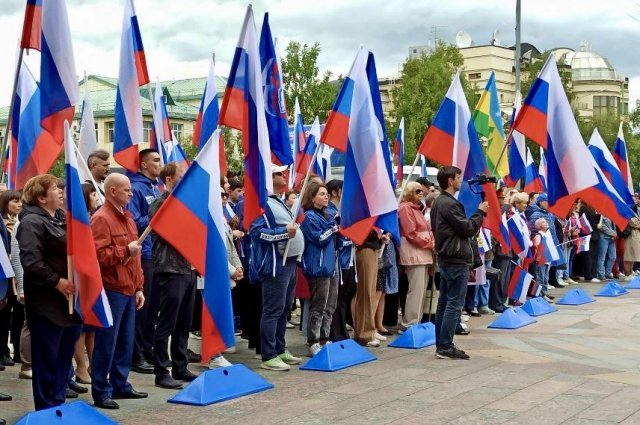 В Ханты-Мансийске на площади возле парка Бориса Лосева проходит митинг-концерт. 