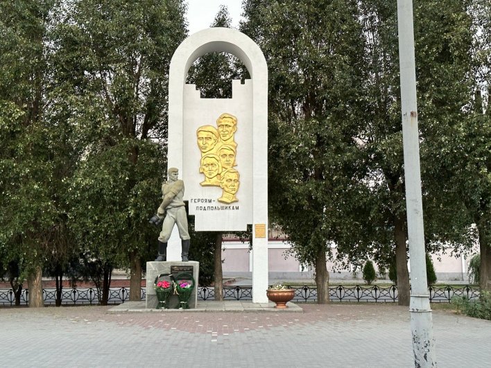 Памятник героям-подпольщикам в Мелитополе.