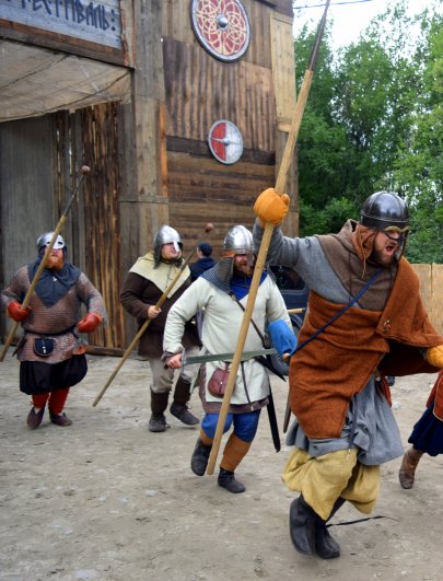 Викинги ворвались в средневековый город.