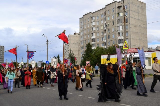 Фестиваль начался с шествия викингов и валькирий «За нами Имандра».