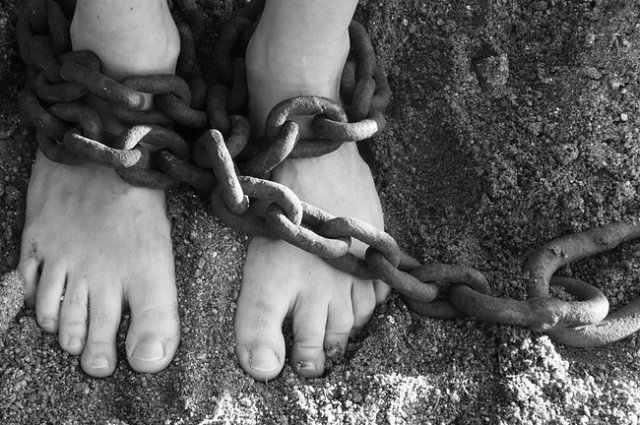 Современное рабство схоже с насилием в семье - в обоих случаях жертвами становятся зависимые люди, которых легко запугать.
