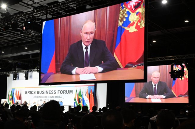 Трансляция обращения президента РФ Владимира Путина к участникам бизнес-форума саммита БРИКС в ЮАР