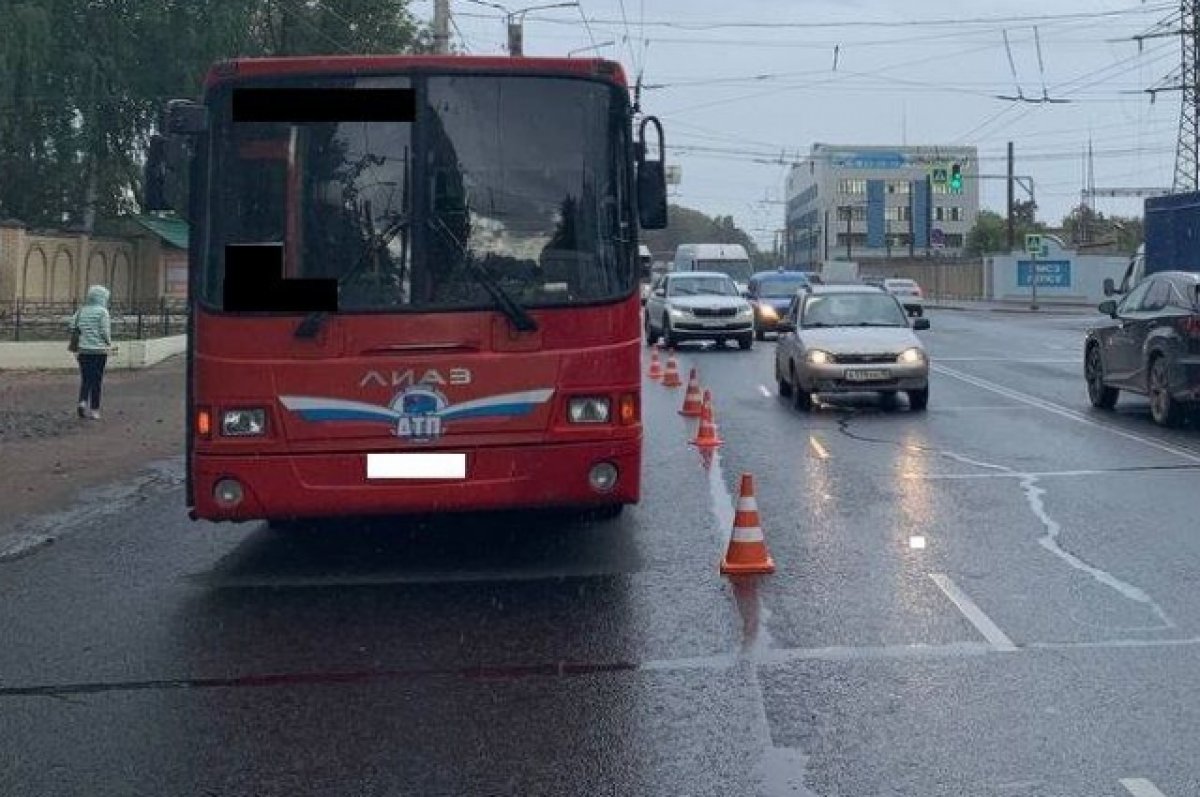 В Кирове две женщины получили травмы из-за падения в салоне автобуса | АиФ  Киров