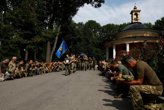 Похороны украинского солдата на кладбище в Киеве.