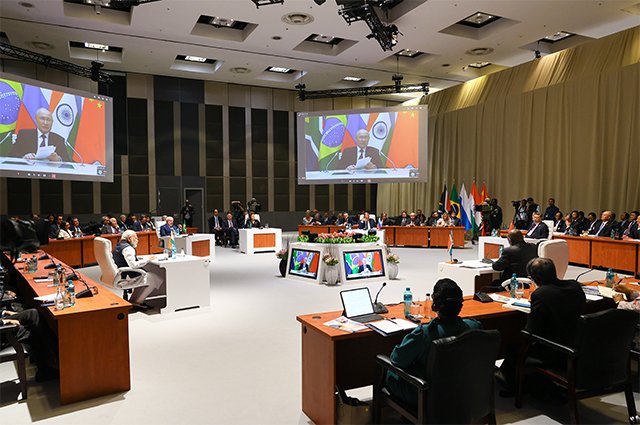 Трансляция участия президента РФ Владимира Путина в XV на саммите БРИКС в Йоханнесбурге.