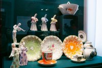 В состав экспозиции вошли сувениры, малая пластика, предметы сервировки чайного стола. 