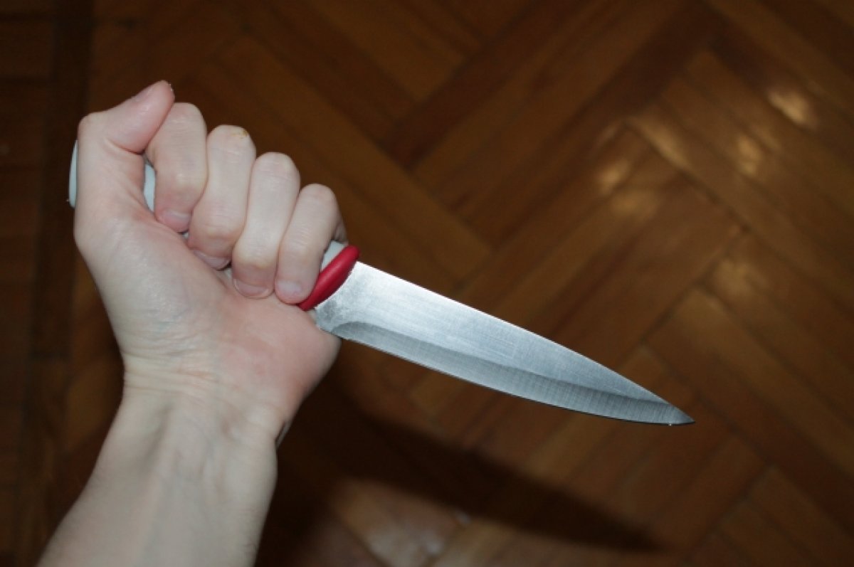 Колет ножом