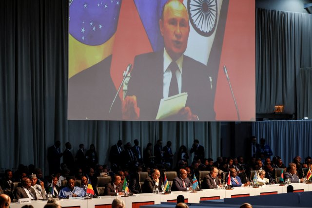 Президент России Владимир Путин удаленно выступает во время саммита БРИКС в конференц-центре Сэндтон в Йоханнесбурге, 24 августа 2023 года.