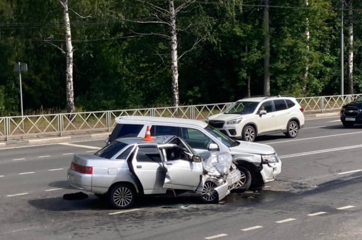 В Ярославле в ДТП на Полушкиной роще пострадали три человека | АиФ Ярославль