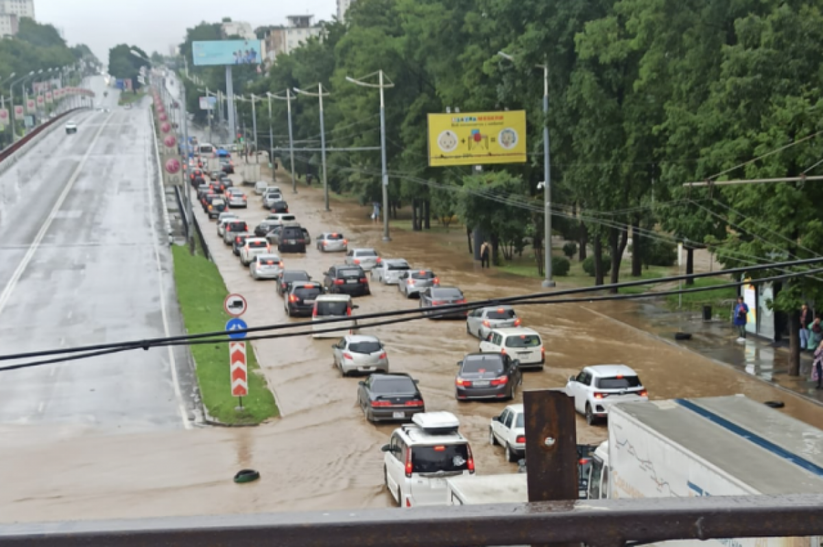 По крышу в воде. Улицы Владивостока затопило из-за циклона | АиФ Владивосток