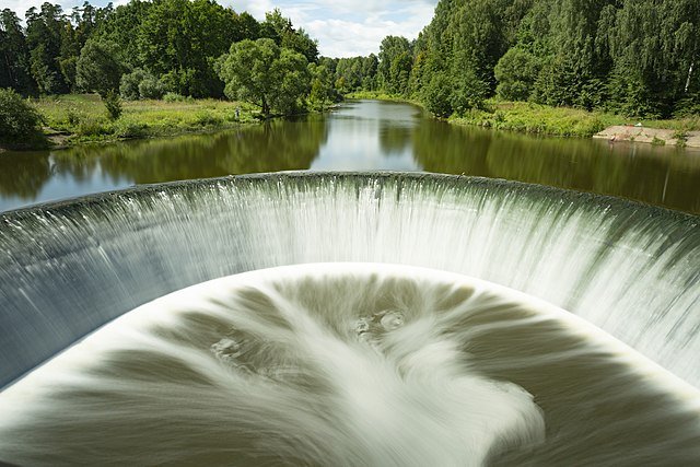 Водослив ГЭС в Яропольце.