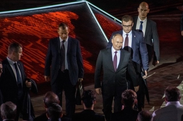 В Понырях Владимир Путин поздравил всех граждан России с юбилеем победы в Курской битве.