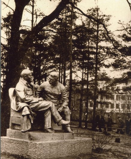 В парке стоял памятник Ленину и Сталину.