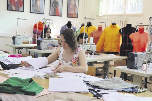 Многие коллекции одежды известных российских марок ошиваются руками донских мастериц.