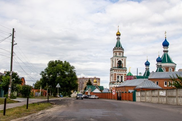Настоящее украшение Отрожки - построенный в начале XX века Казанский храм.