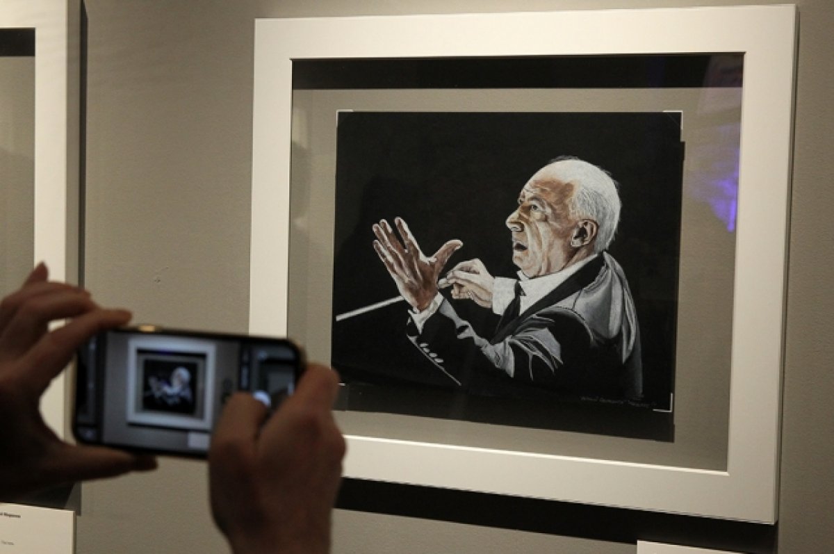 Виктор Бут открыл выставку своих тюремных картин в Бурятии