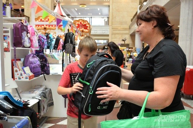 Опытные родители советуют: при покупке вещей к школе нужно ориентироваться на мнение своего ребёнка.