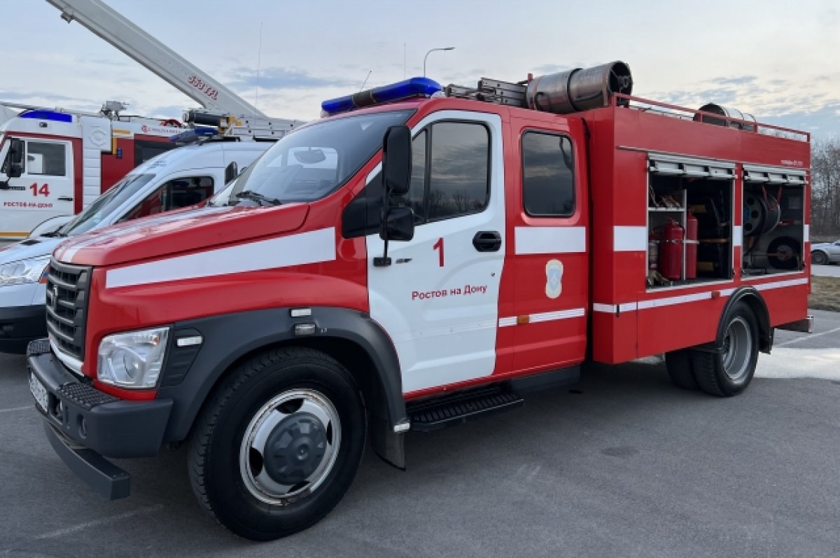 В Ростове два часа тушили пожар на Днепропетровском рынке