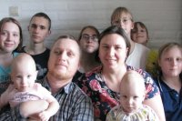 Семья Мельниковых - мама, папа и 8 детей. 