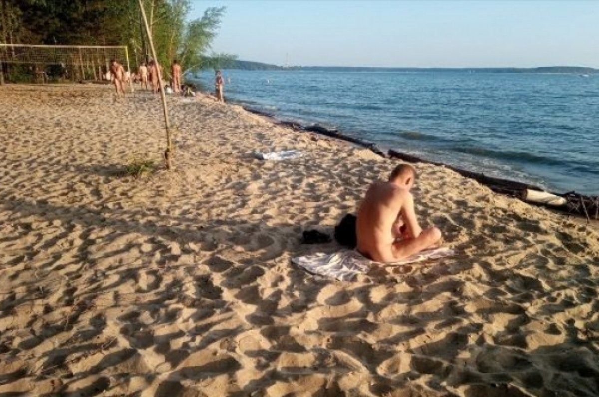 на пляже без одежды
