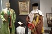 Одежда татар. Женский костюм дополнен нагрудным украшением хаситэ. 