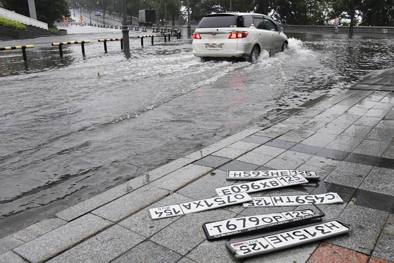 Многие автомобили потеряли свои номера на затопленных улицах.