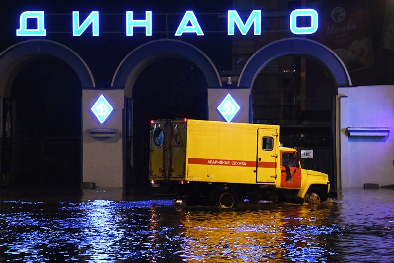 Автомобиль аварийной службы на одной из затопленных улиц Владивостока. В городе идут активные работе по устранению последствий уже минувшего паводка, а на 31 августа синоптики снова прогнозируют сильные дожди. 