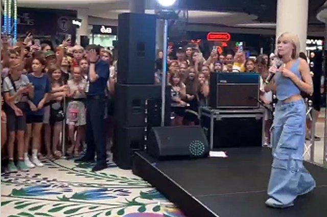 Маша Кондратенко поет детям русофобскую песню.