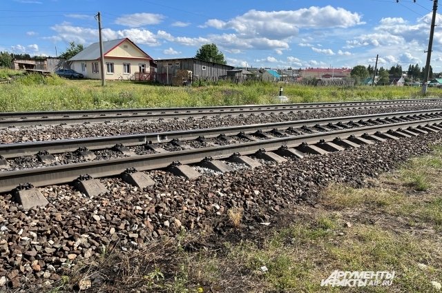 Девочку нашли на рельсах рядом с остановкой.