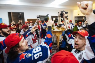 Игроки ПХК ЦСКА с кубком Гагарина КХЛ в раздевалке после 7-го матча финальной серии плей-офф Кубка Гагарина Континентальной хоккейной лиги между ХК «Ак Барс» (Казань) и ПХК ЦСКА (Москва).
