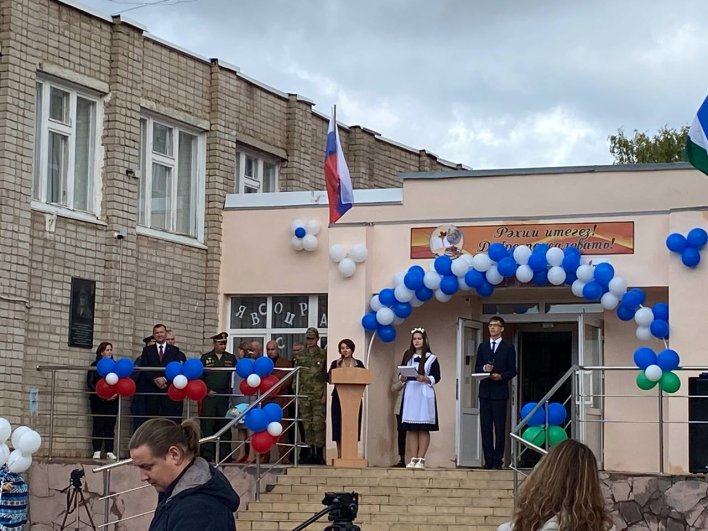 Поздравить детей в Алкино приехали руководящие чиновники района и министерства образования республики.