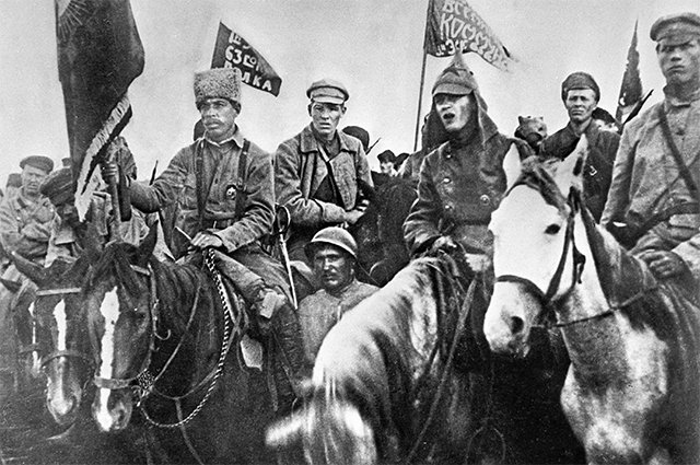 Бойцы I-й Конной Армии на митинге по случаю вручения им Почётного революционного Красного Знамени ВЦИК. 1920 г.