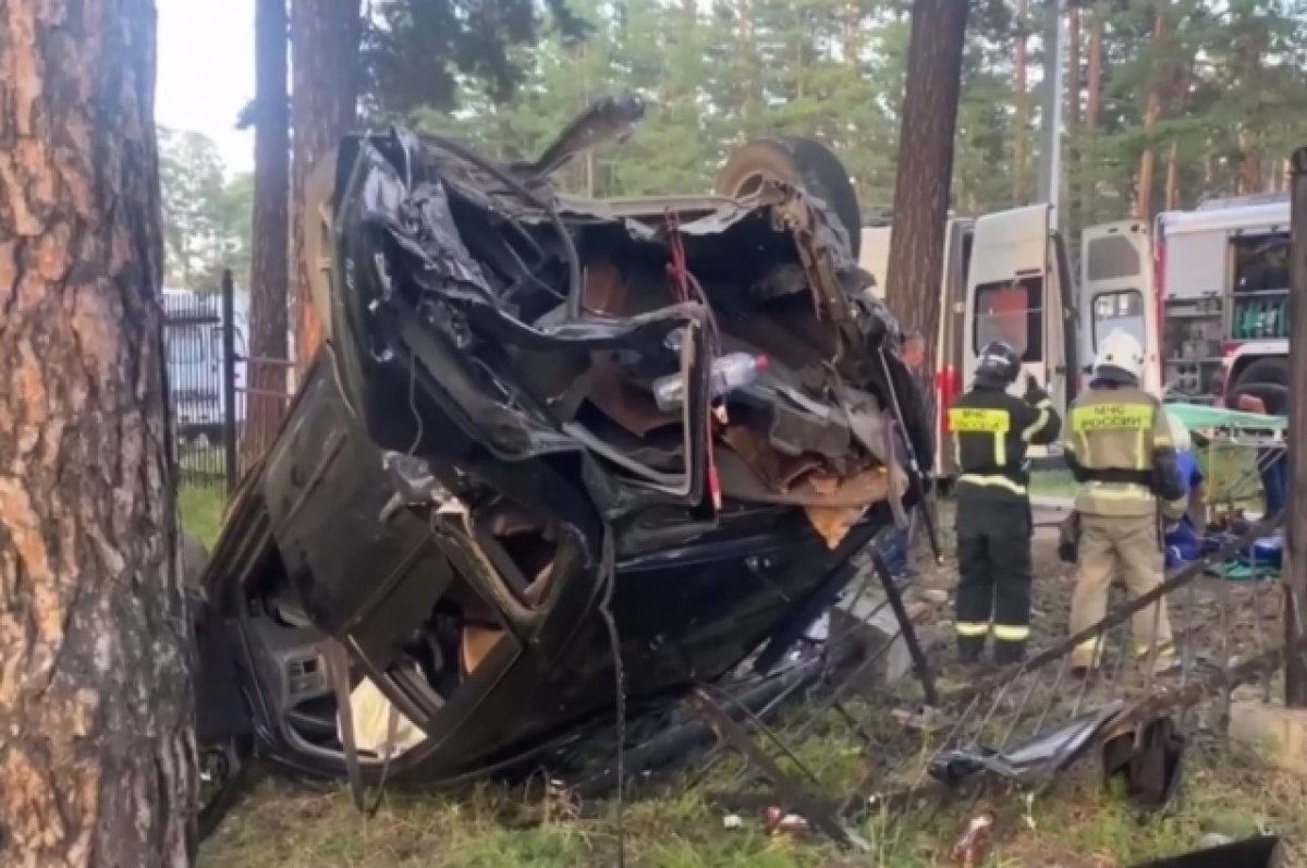 Автомобиль врезался в забор в Улан-Удэ и перевернулся | АиФ Бурятия