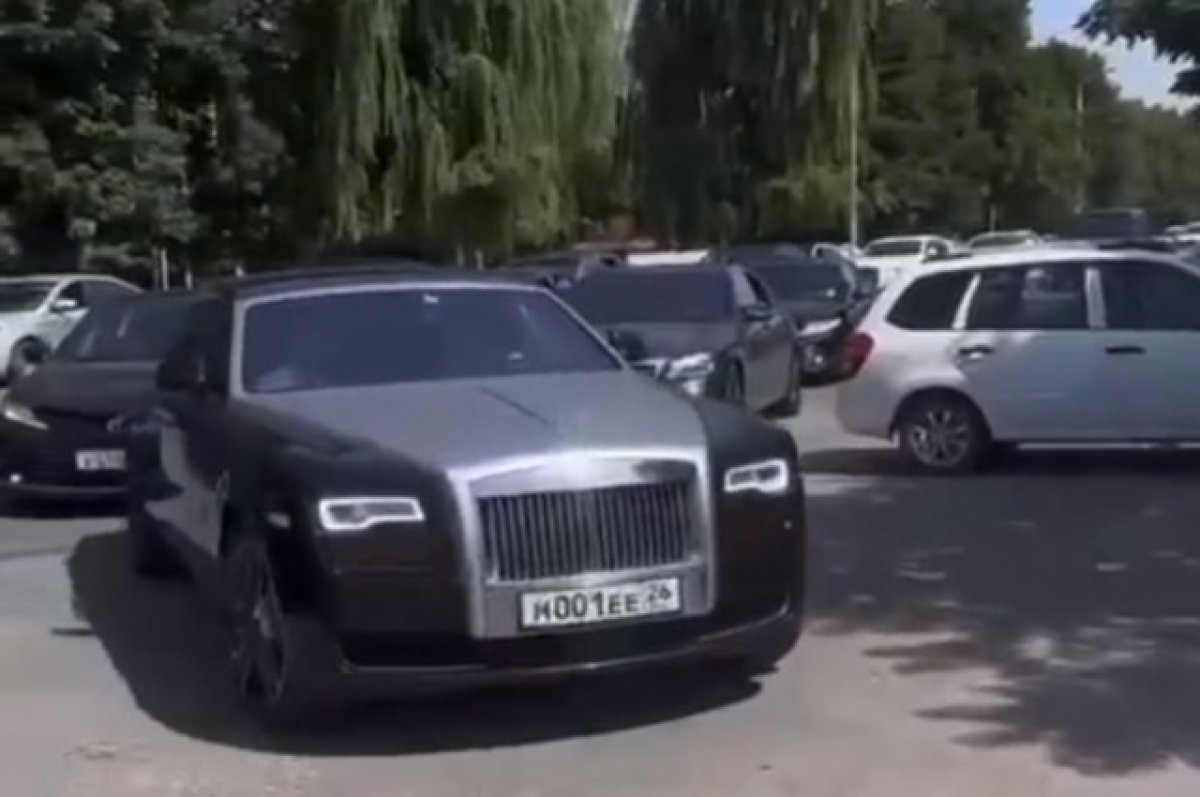 В Чечне на свадьбе засняли 14 машин Rolls-Royce стоимостью 1 млрд рублей