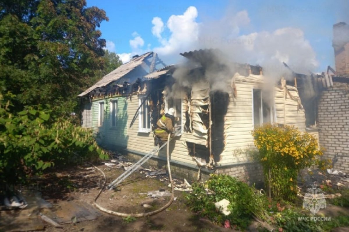Утром 3 сентября в брянском селе Казаричи загорелся жилой дом
