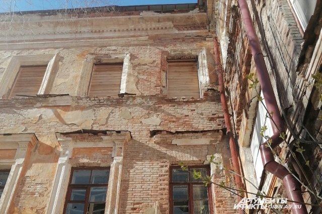 В Оренбурге разрушается здание гагаринской летки в то время, как художники рисуют изображение первого в мире космонавтра на стене жилого дома.