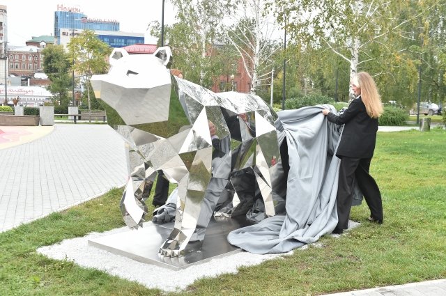 Скульптуру медведя открыли в День знаний.