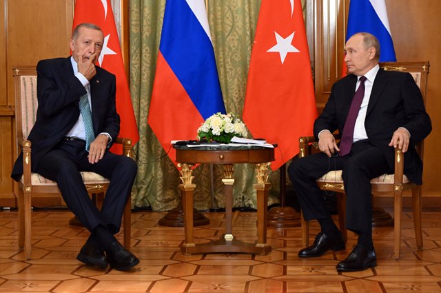 Президент РФ Владимир Путин и президент Турецкой Республики Реджеп Тайип Эрдоган (слева) во время встречи