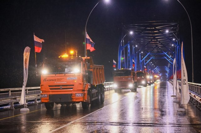 Движение по мосту открыл Владимир Путин.