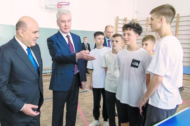 Мэр и премьер-министр пообщались с ребятами и даже поиграли в настольный теннис в спортзале школы.