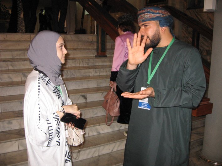 Участник фестиваля из Омана (справа). 