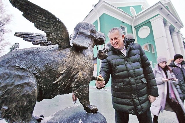 Губернатор Ленобласти Александр Дрозденко осматривает памятник Трезору во Всеволожске (скульптор Евгений Крылов).