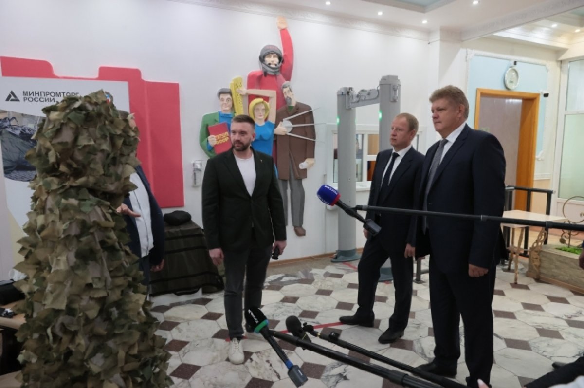 Глава Алтая с полпредом президента в Сибири посетили оборонные предприятия