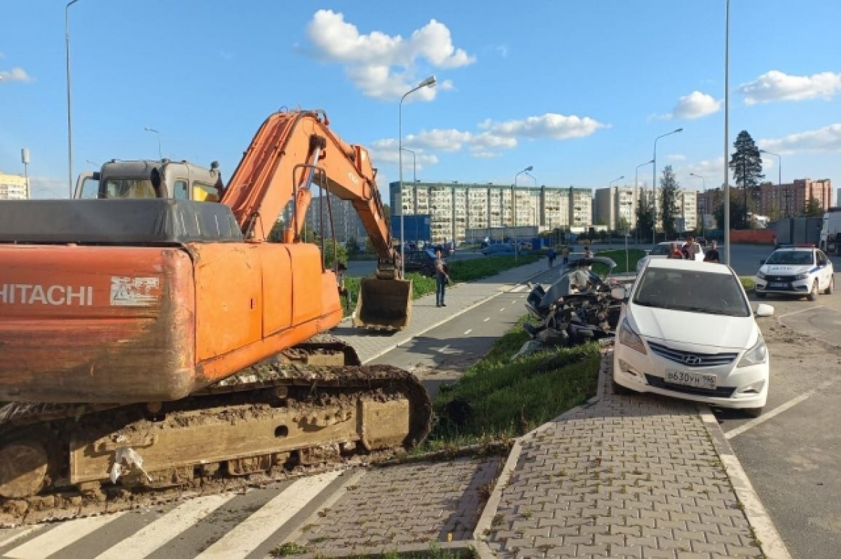 На Урале экскаватор протаранил забор и автомобили | АиФ Урал