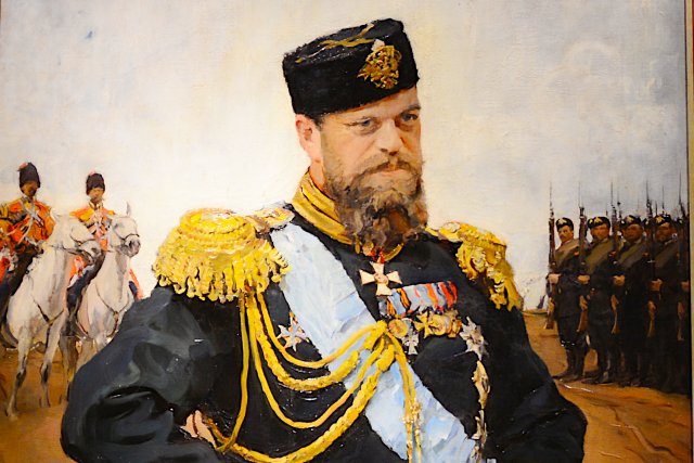 Портрет Александра III - одна из жемчужин экспозиции.