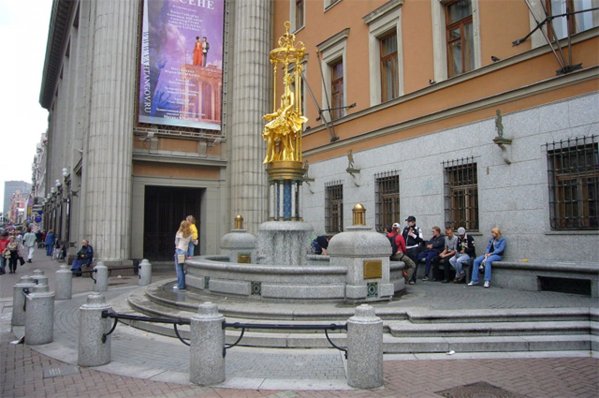 Москвич залез на памятник-фонтан возле театра Вахтангова и сломал его