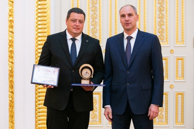 Губернатор Денис Паслер вручил награду генеральному директору Газпромнефть-Оренбурга Евгению Капусте.