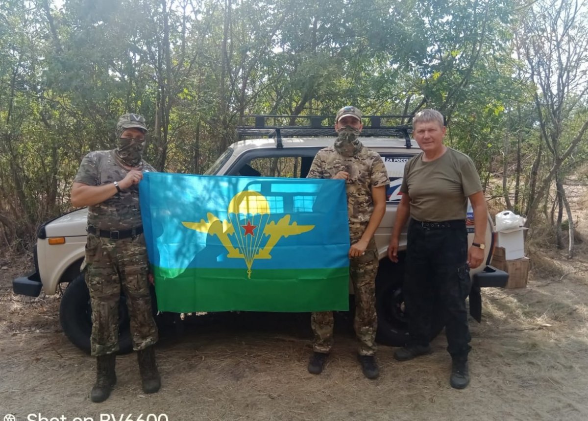 Красноярские общественники передали машину и гумпомощь в псковскую дивизию  | АиФ Псков